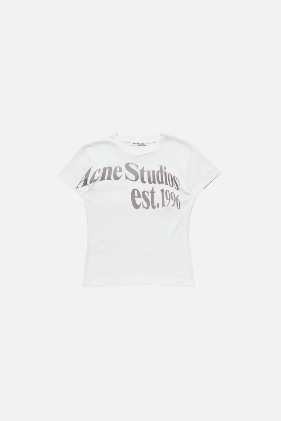 T-shirt med grafiskt tryck i figursydd passform