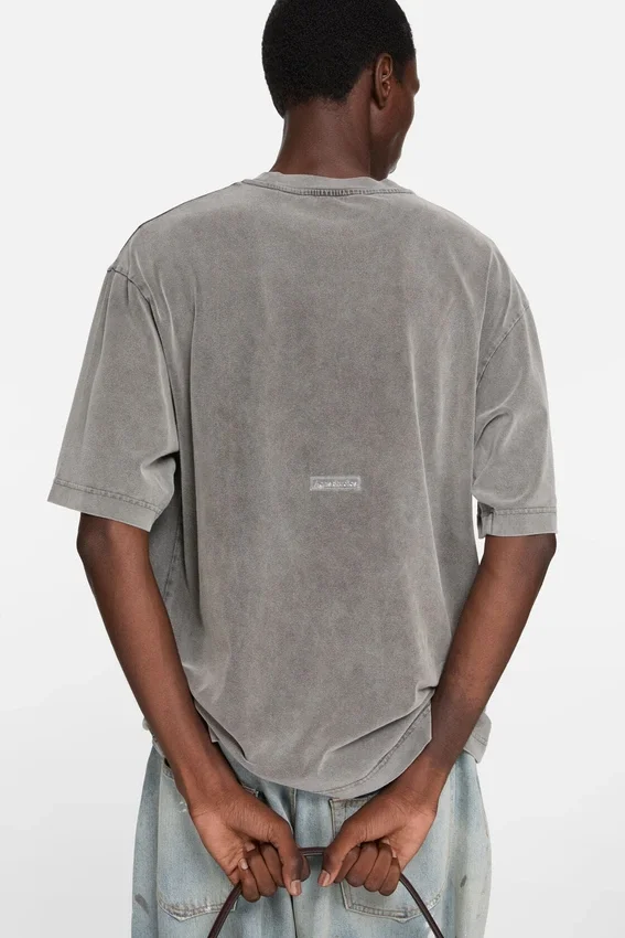 T-shirt med gummilogotyp