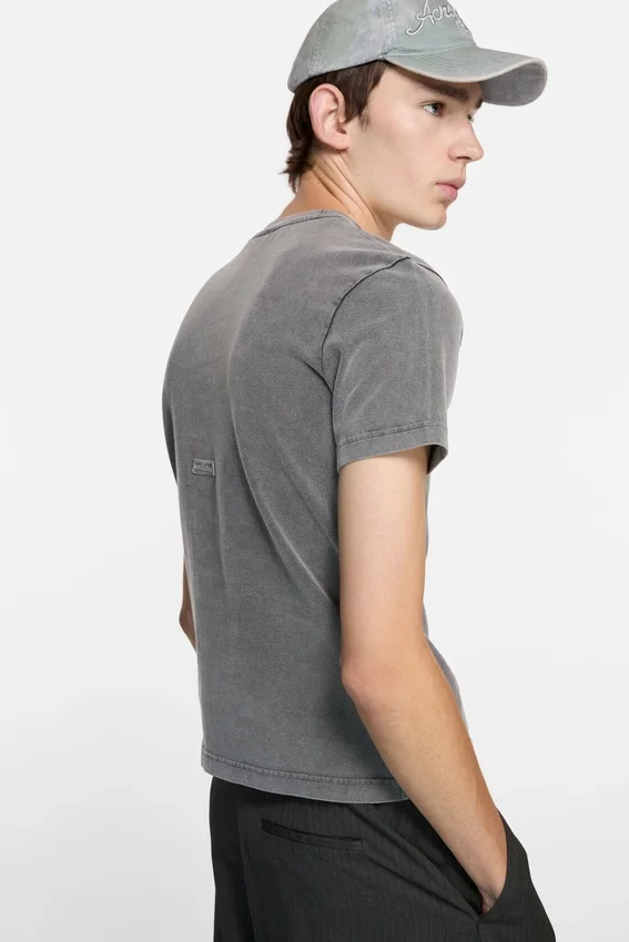 T-shirt med gummilogotyp