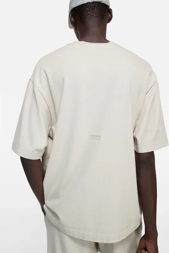 T-shirt med gummilogotyp