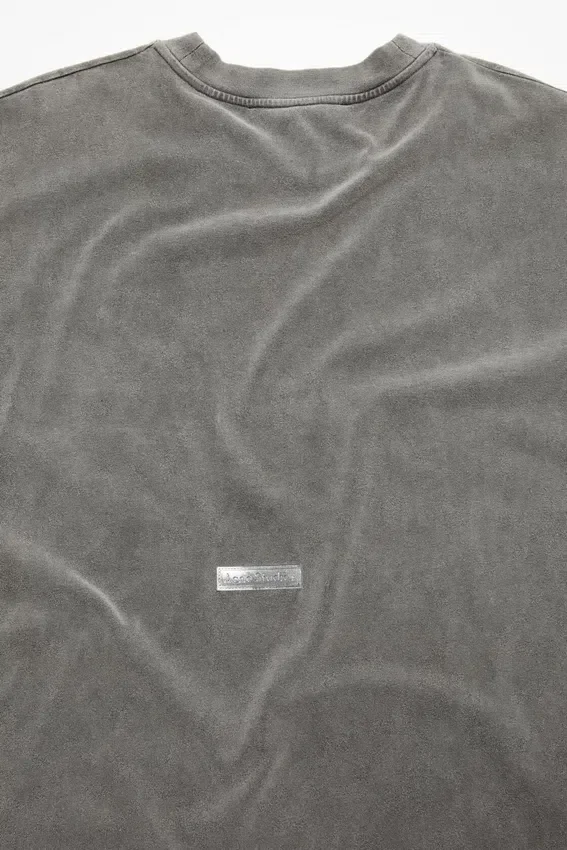 T-shirt med gummilogotyp
