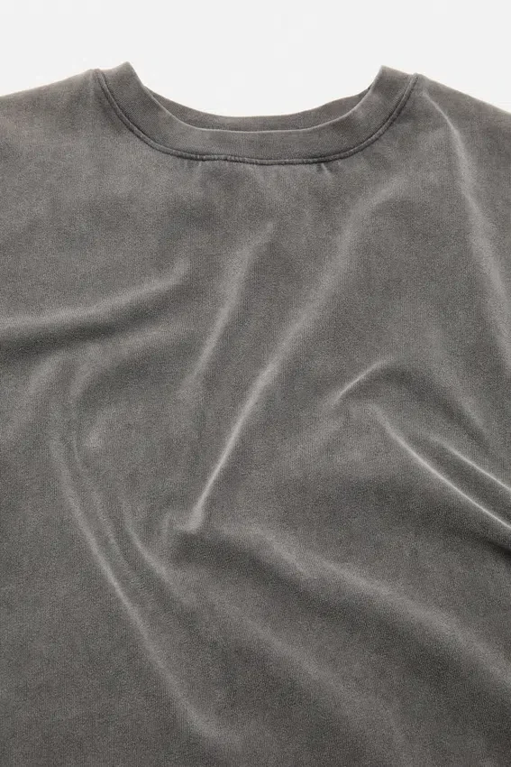 T-shirt med gummilogotyp