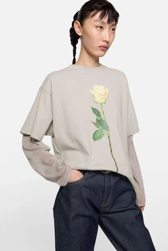 T-shirt med lager-på-lager-grafik