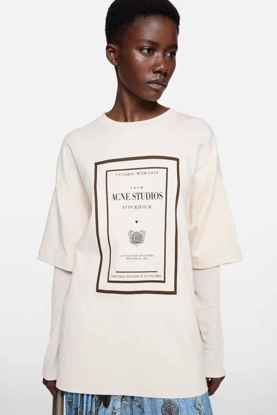 T-shirt med lager-på-lager-grafik