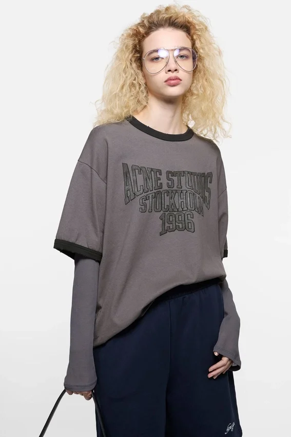 T-shirt med lager-på-lager-grafik