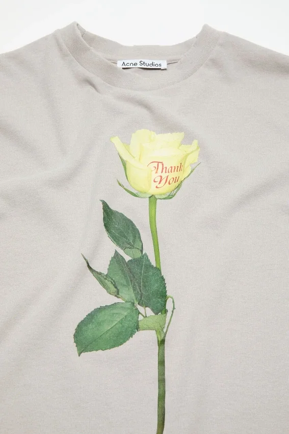 T-shirt med lager-på-lager-grafik