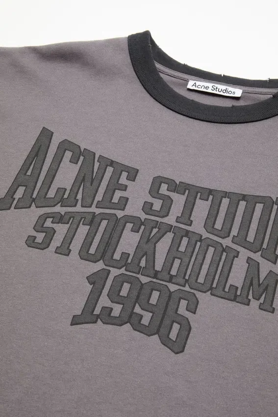 T-shirt med lager-på-lager-grafik