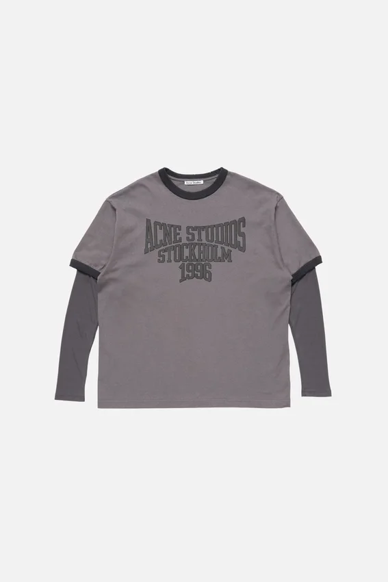 T-shirt med lager-på-lager-grafik