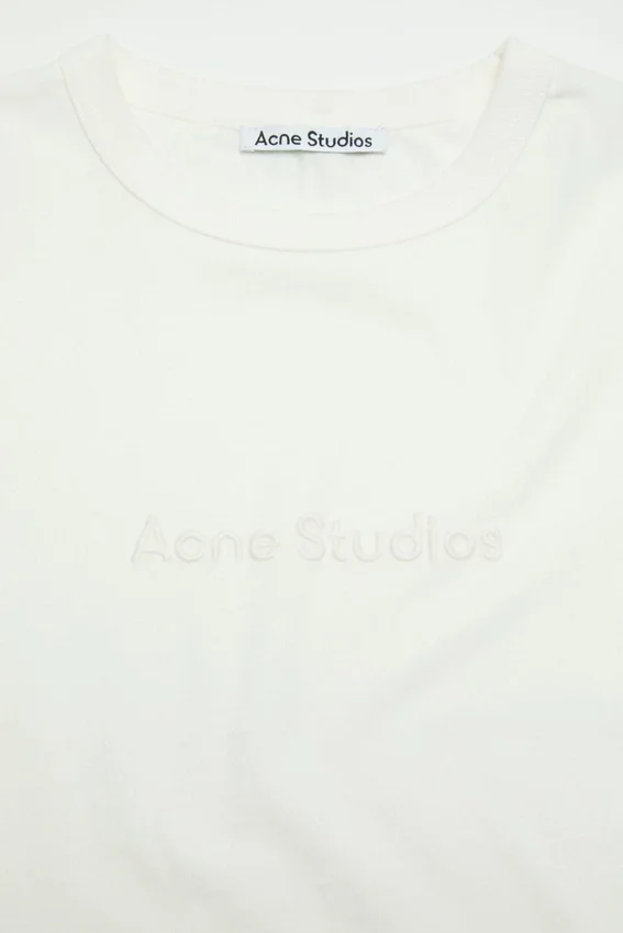 T-shirt med logotyp – figursydd passform