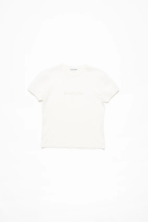 T-shirt med logotyp – figursydd passform