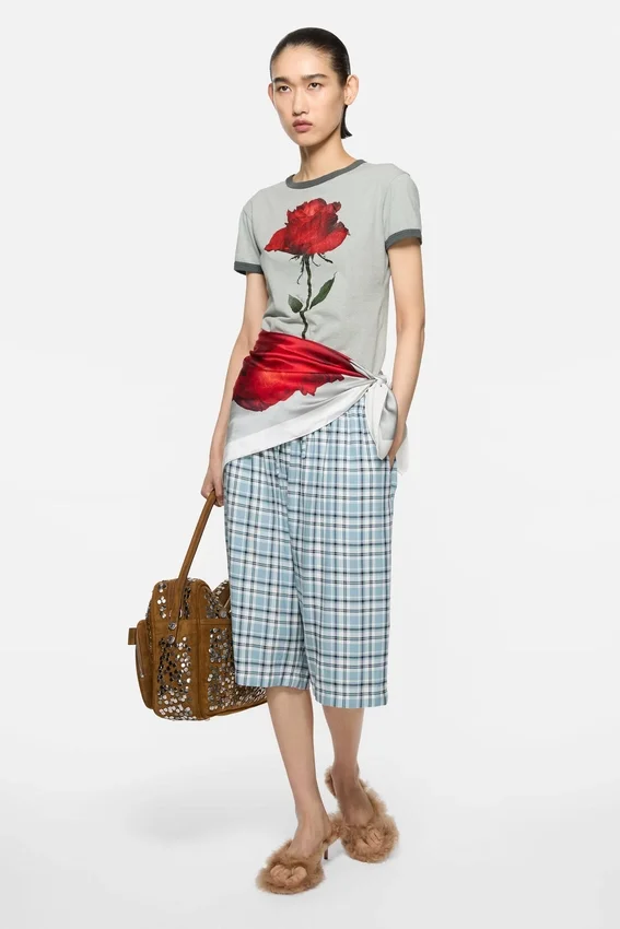 T-shirt med rosmotiv