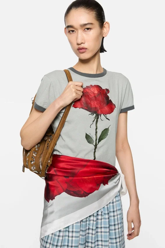 T-shirt med rosmotiv