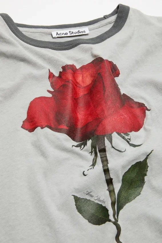 T-shirt med rosmotiv