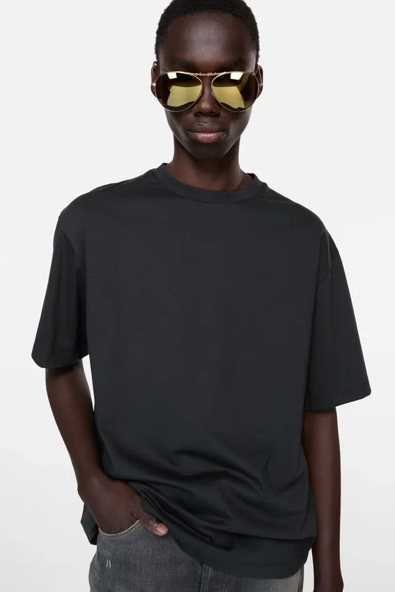 T-shirt med satinlogotyp – avslappnad