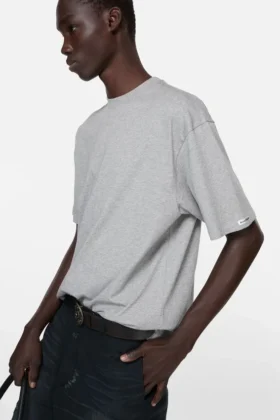 T-shirt med satinlogotyp – avslappnad