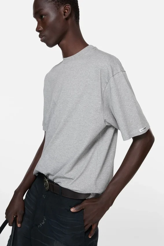T-shirt med satinlogotyp – avslappnad