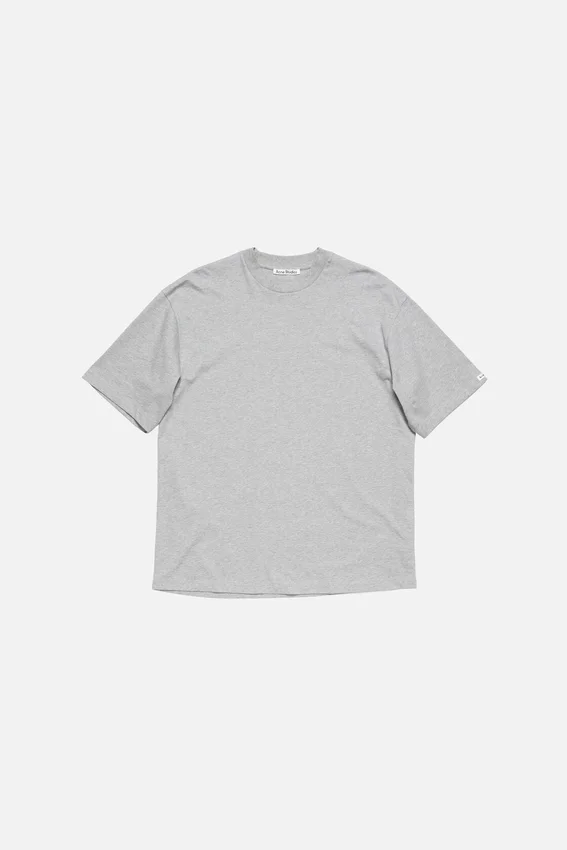 T-shirt med satinlogotyp – avslappnad
