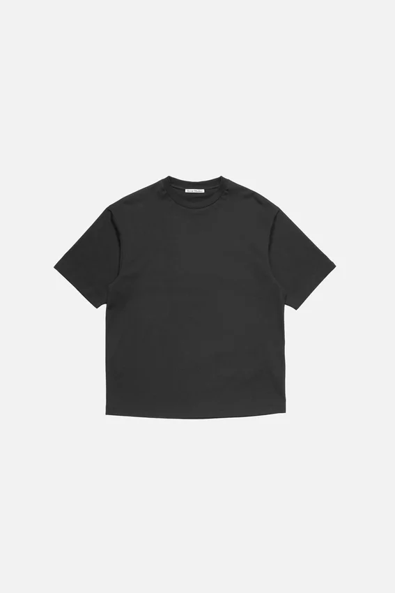 T-shirt med satinlogotyp – avslappnad