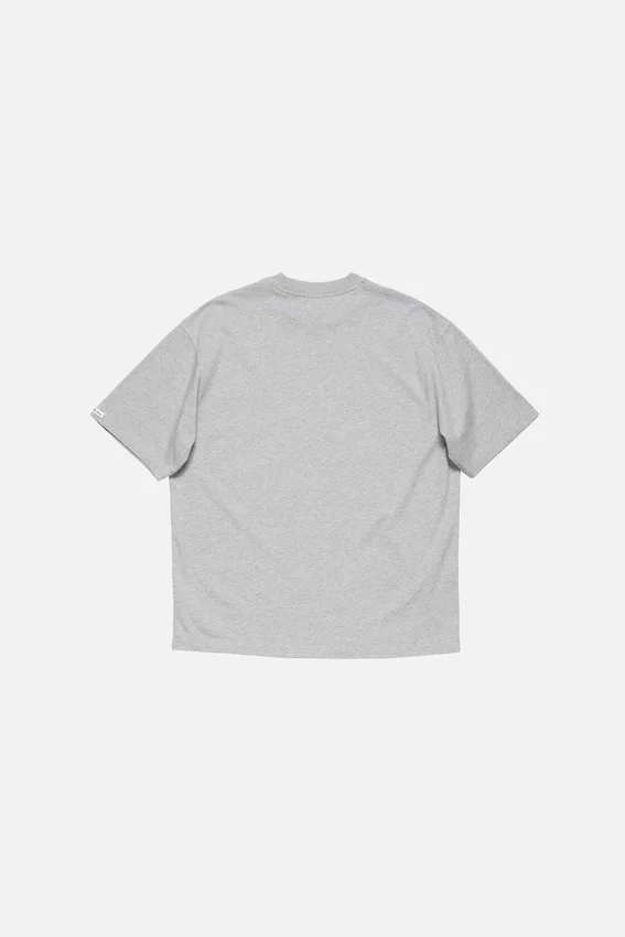 T-shirt med satinlogotyp – avslappnad