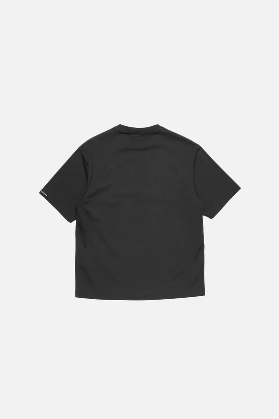 T-shirt med satinlogotyp – avslappnad