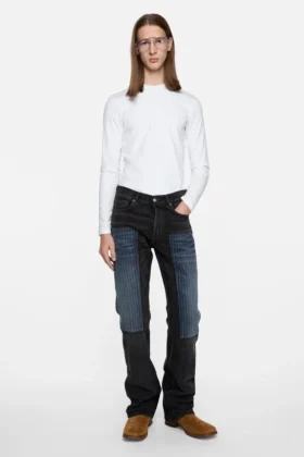 T-shirt med satinlogotyp – normal passform
