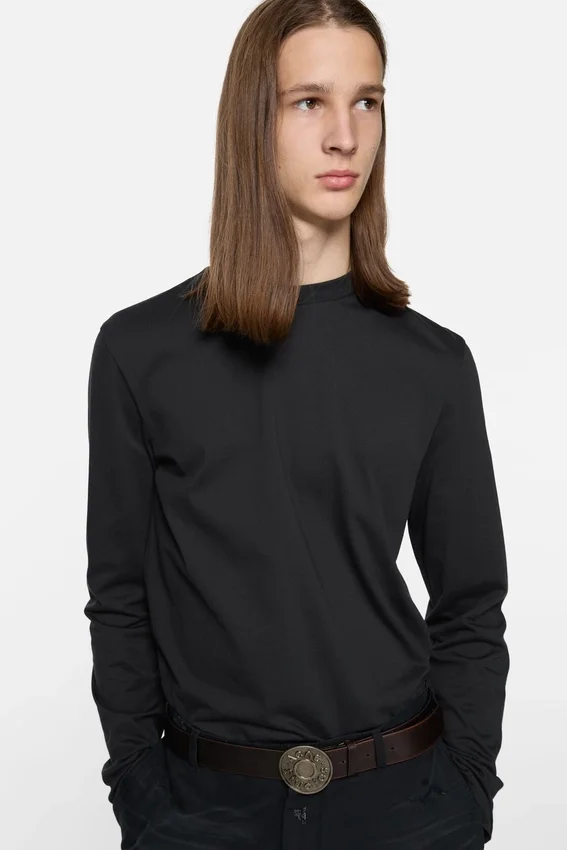 T-shirt med satinlogotyp – normal passform