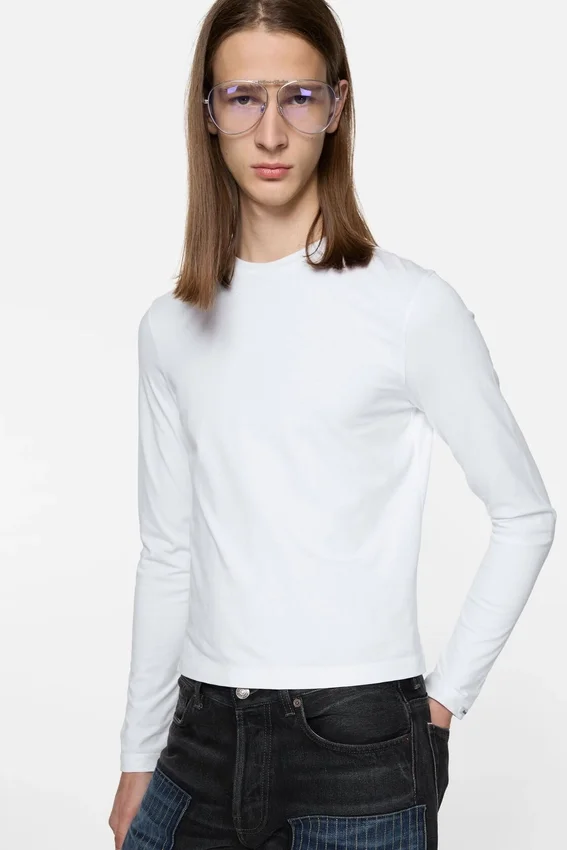 T-shirt med satinlogotyp – normal passform