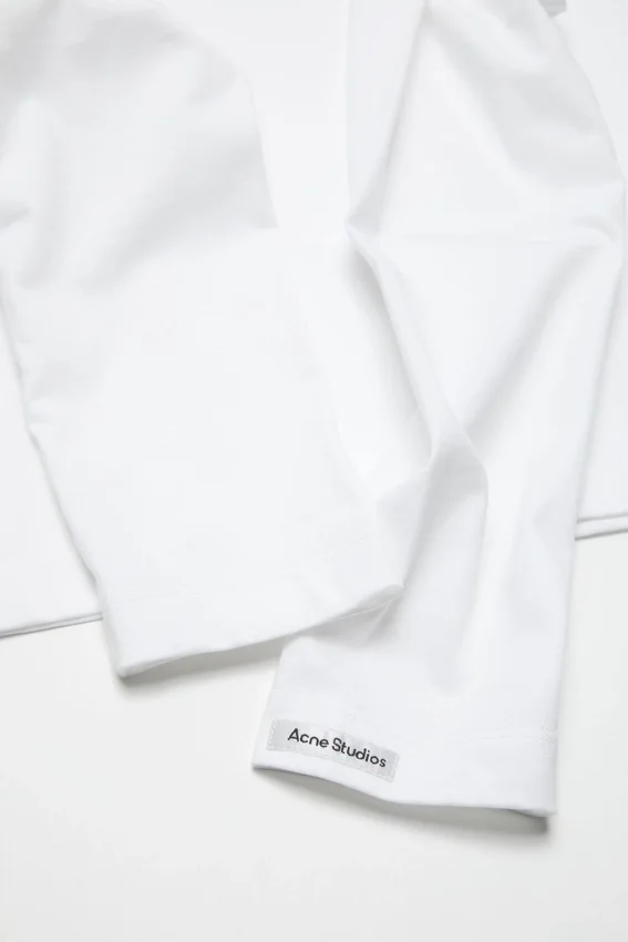 T-shirt med satinlogotyp – normal passform