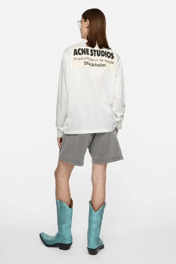 T-shirt med sporttröjedesign och logotyp
