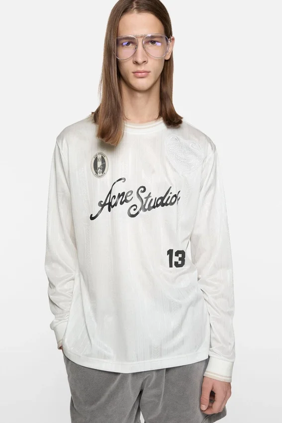 T-shirt med sporttröjedesign och logotyp