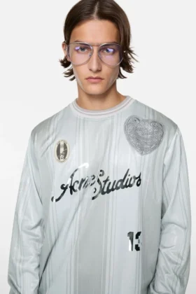 T-shirt med sporttröjedesign och logotyp
