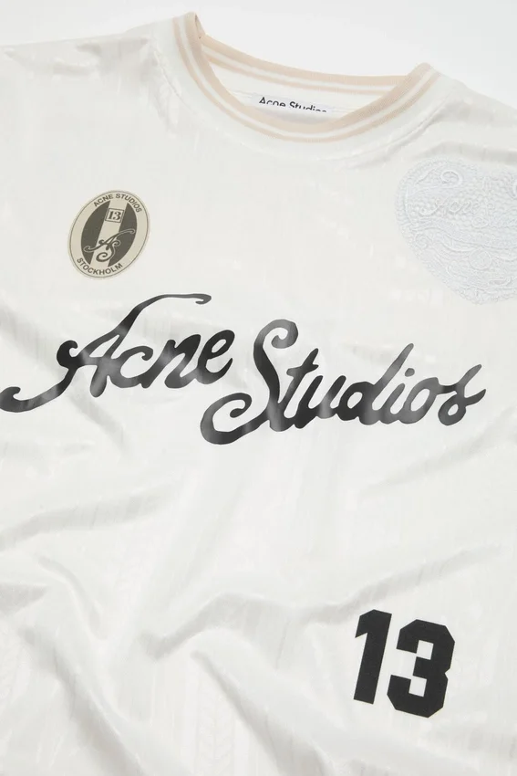 T-shirt med sporttröjedesign och logotyp
