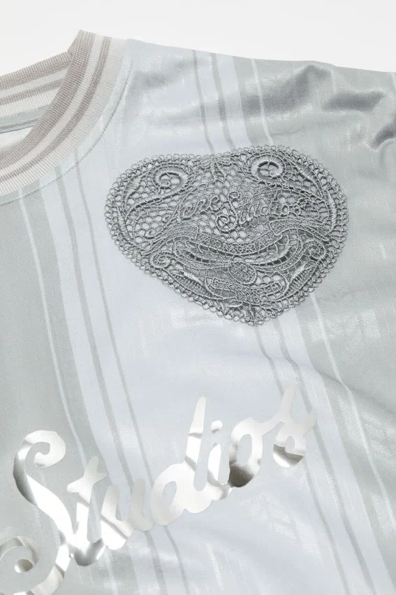 T-shirt med sporttröjedesign och logotyp