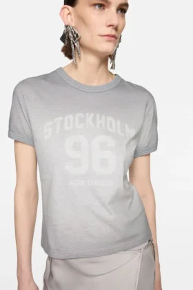 T-shirt med sprayad vintage-logotyp