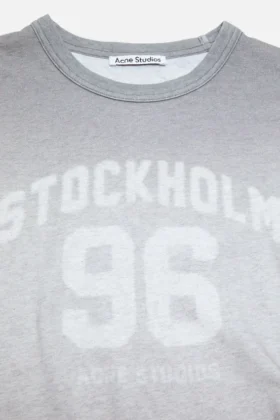 T-shirt med sprayad vintage-logotyp