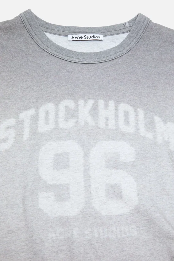 T-shirt med sprayad vintage-logotyp