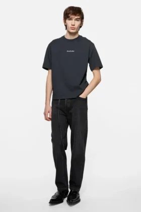 T-shirt med stämplat logo – avslappnad passform