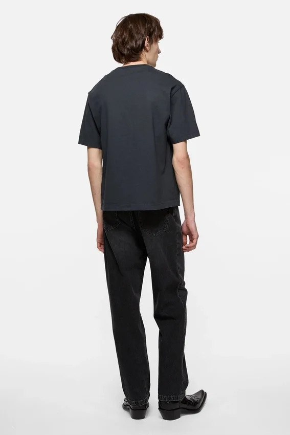 T-shirt med stämplat logo – avslappnad passform