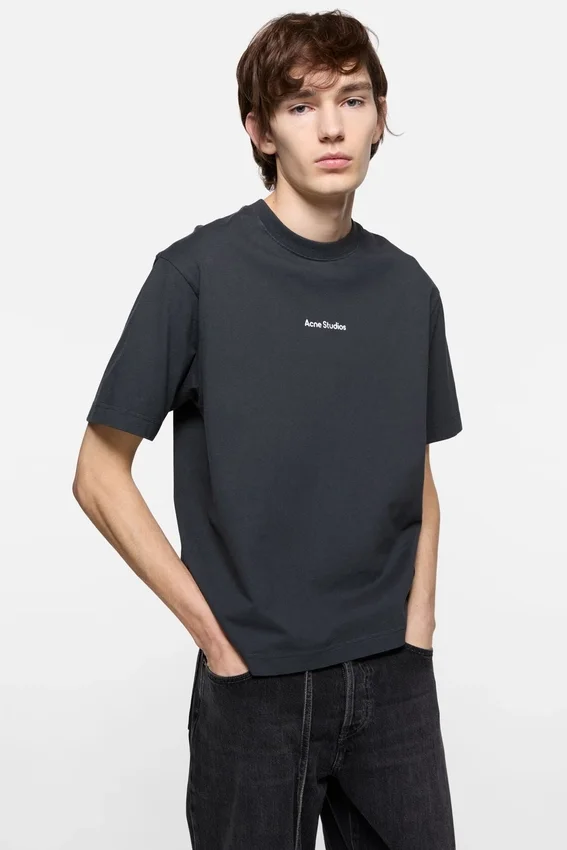 T-shirt med stämplat logo – avslappnad passform