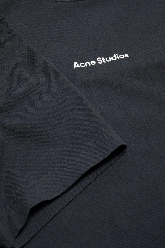 T-shirt med stämplat logo – avslappnad passform