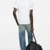 T-shirt med V-ringning och satinlogotyp
