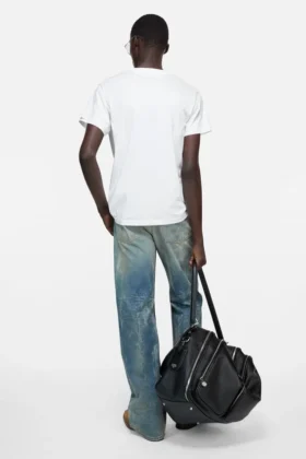 T-shirt med V-ringning och satinlogotyp