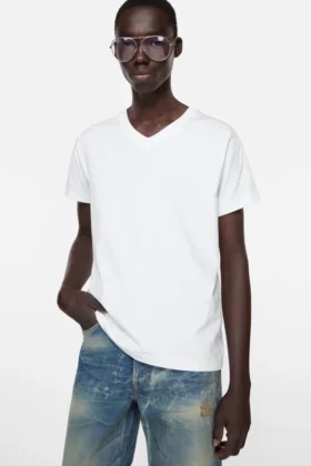 T-shirt med V-ringning och satinlogotyp
