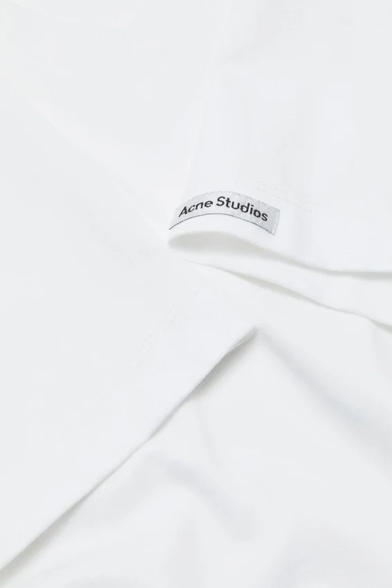 T-shirt med V-ringning och satinlogotyp