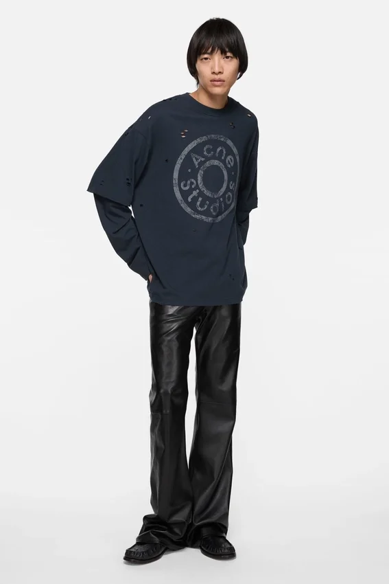 T-shirtar med lager-på-lager-logotyp