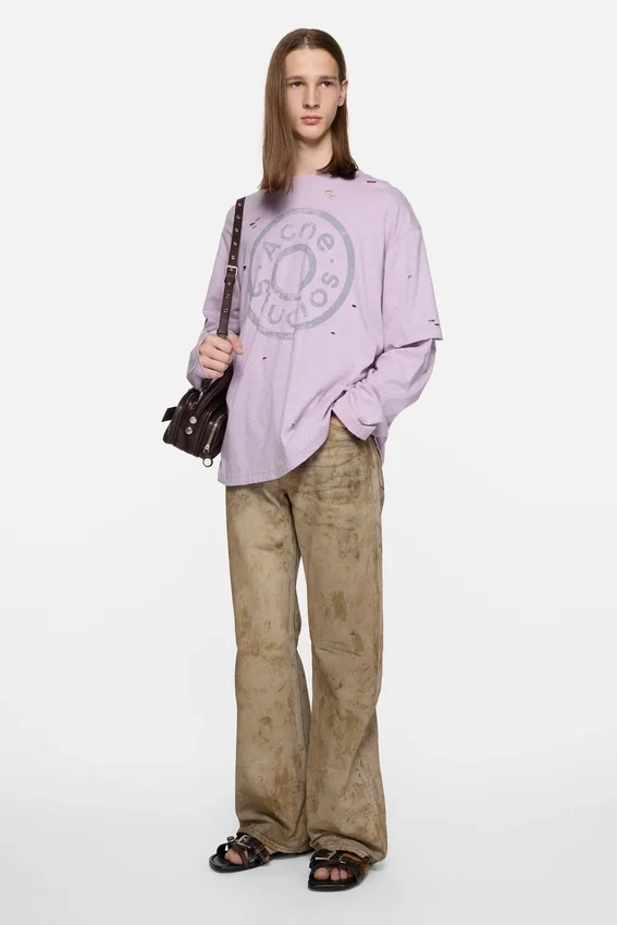 T-shirtar med lager-på-lager-logotyp