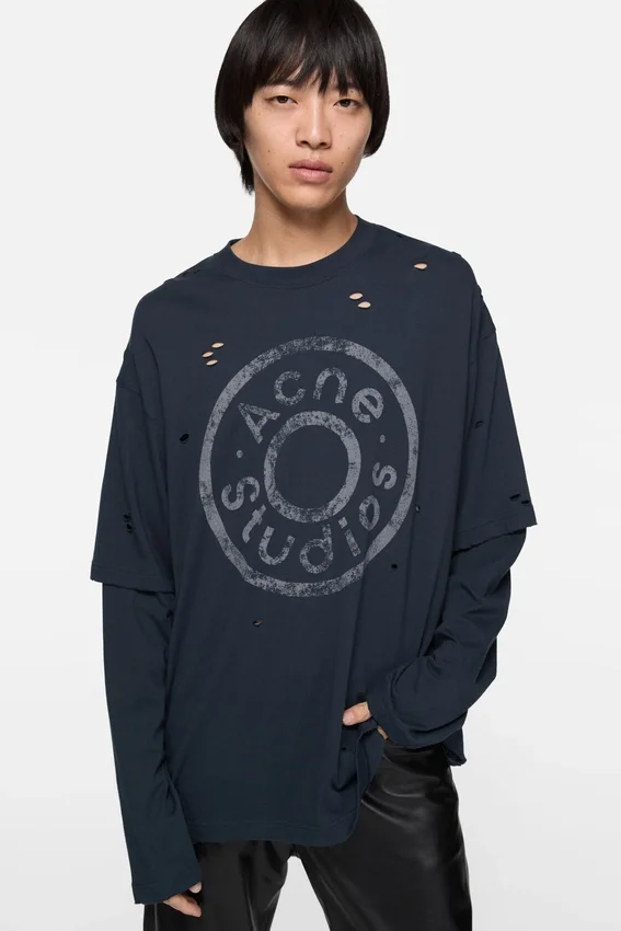 T-shirtar med lager-på-lager-logotyp