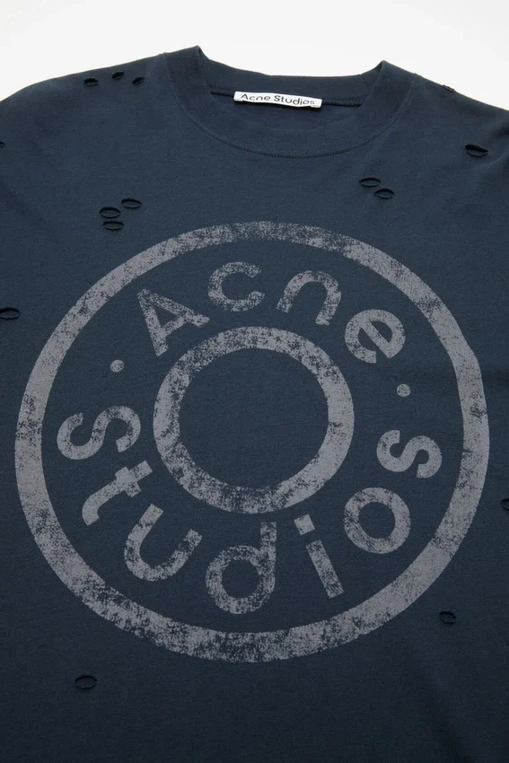 T-shirtar med lager-på-lager-logotyp