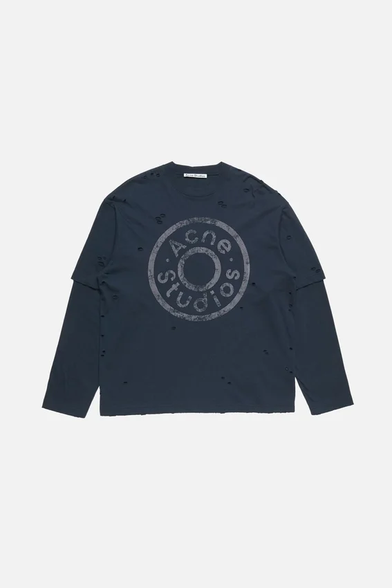 T-shirtar med lager-på-lager-logotyp