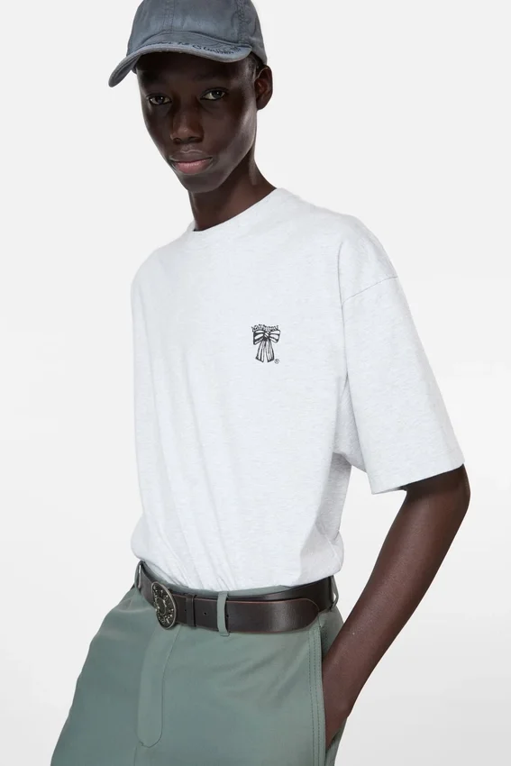 T-shirtar med logotyp i form av en rosett